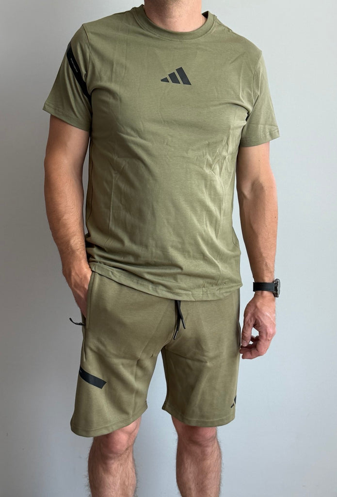 Set bărbătesc Adidas, format dintr-un tricou și pantaloni scurți, verde măsliniu. Calitate premium.