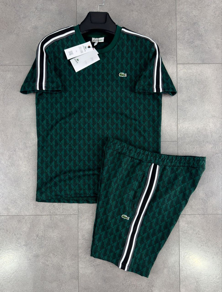 Set pentru bărbați Lacoste, tricou și pantaloni scurți verde închis cu monogramă jacquard.