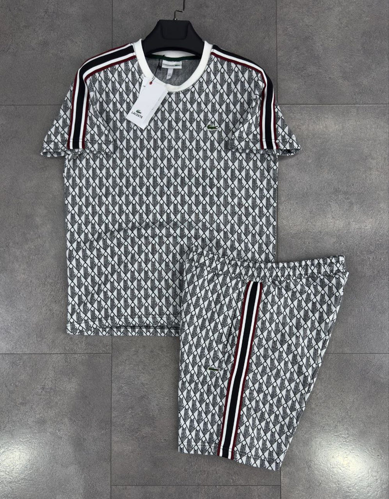 Set pentru bărbați Lacoste, tricou și pantaloni scurți gri deschis cu monogramă jacquard.