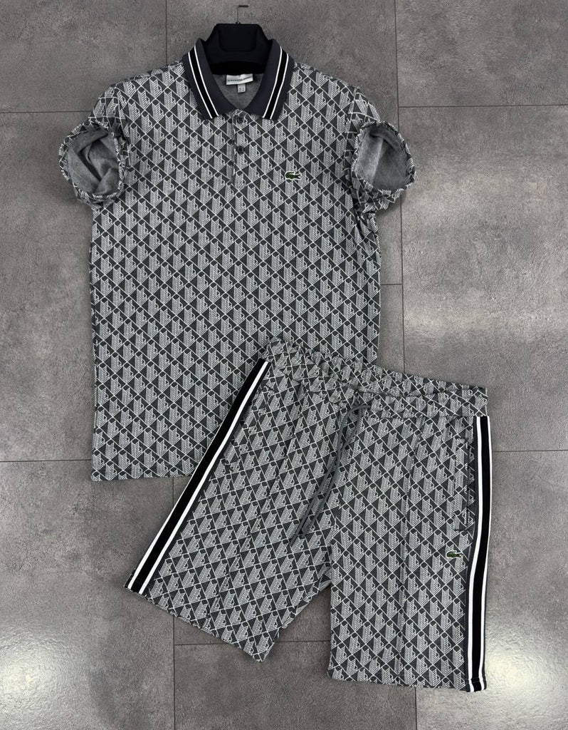 Set bărbătesc Lacoste, tricou și pantaloni scurți cu guler, gri cu linii negre și monogramă jacquard.