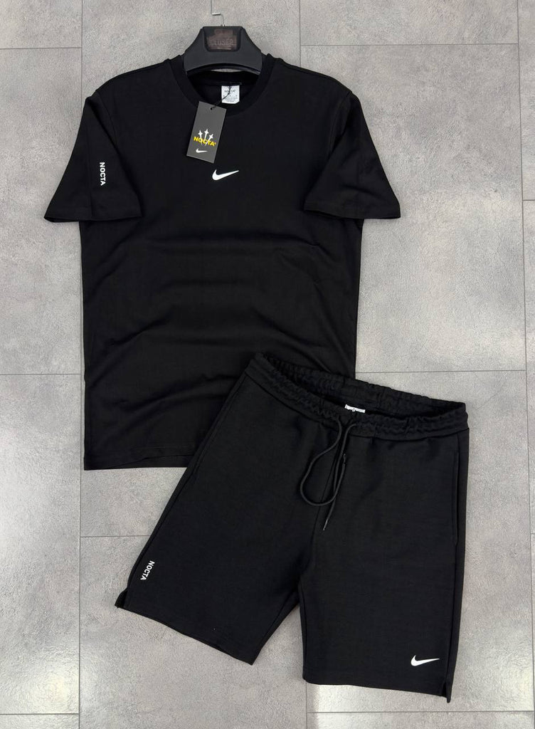 Set Nike pentru bărbați, tricou și pantaloni scurți, de culoare neagră. Calitate premium.