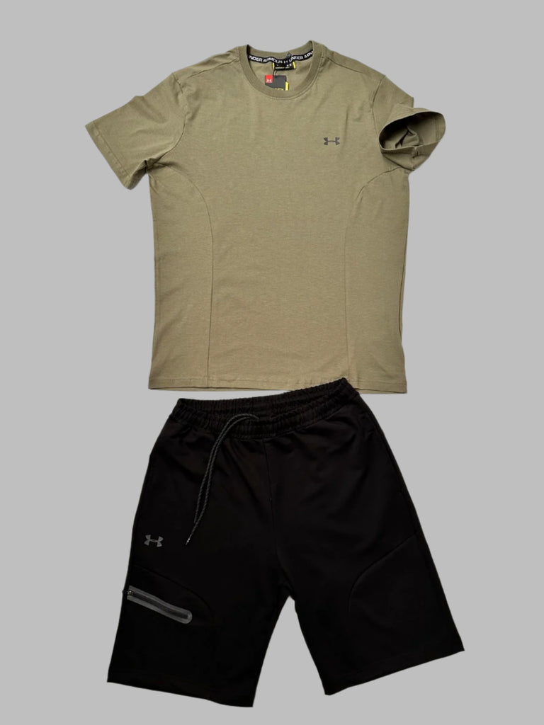 Set bărbătesc UNDER ARMOUR, format dintr-un tricou verde măsliniu și pantaloni scurți negri.
