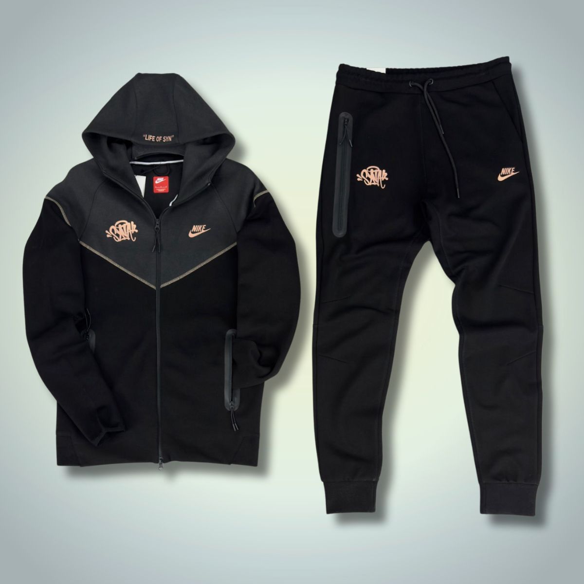 Trening pentru bărbați Nike x Syna World Tech Fleece, negru. Model
