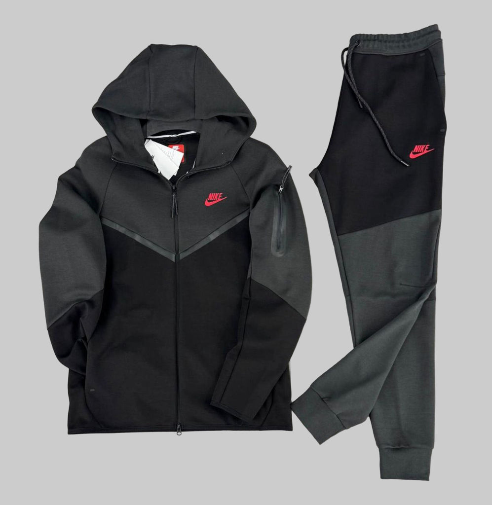 Trening bărbătesc Nike Tech Fleece, negru și grafit, cu dungi negre, buzunar pe mânecă și emblemă roșie