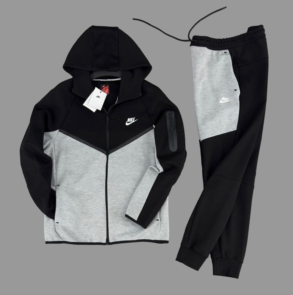 Trening Nike Tech Fleece pentru bărbați, negru și gri clasic, cu linii negre și buzunar pe mânecă cu logo alb