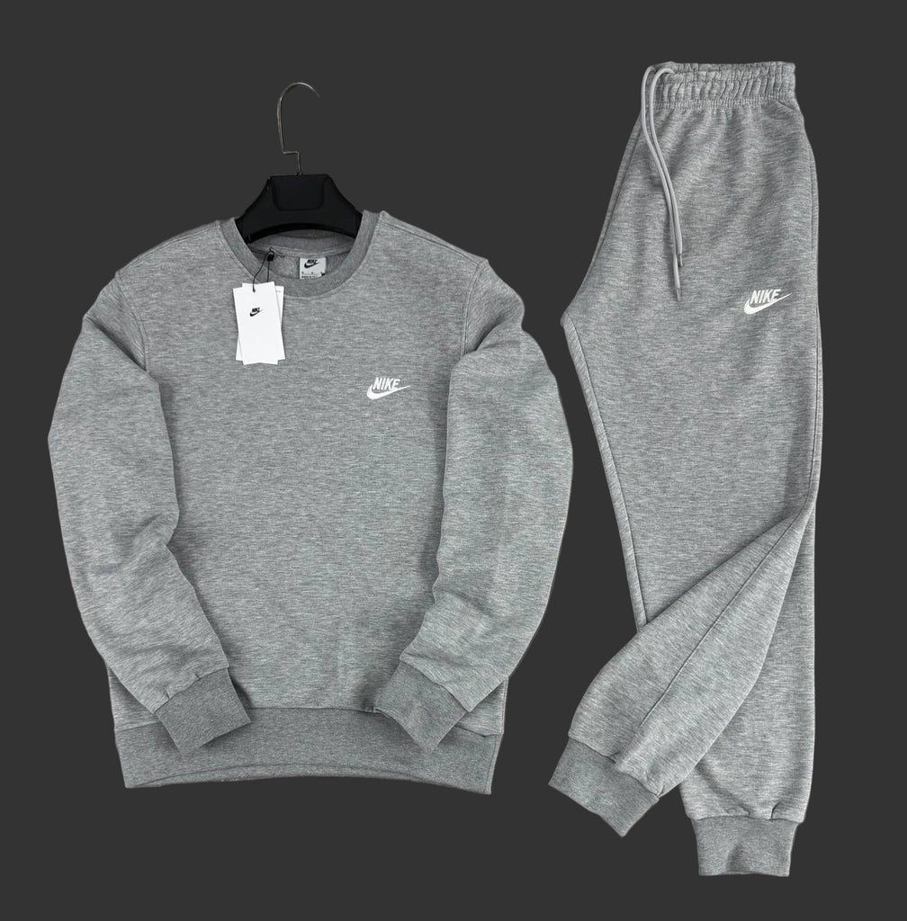 Set sport Nike pentru bărbați, gri clasic, cu emblemă albă - bluză și pantaloni