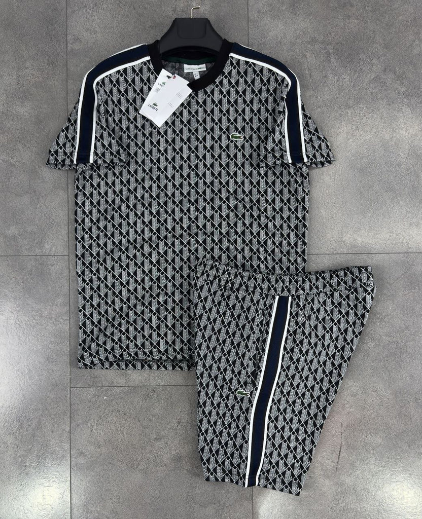 Set pentru bărbați Lacoste, tricou și pantaloni scurți gri închis cu monogramă jacquard.
