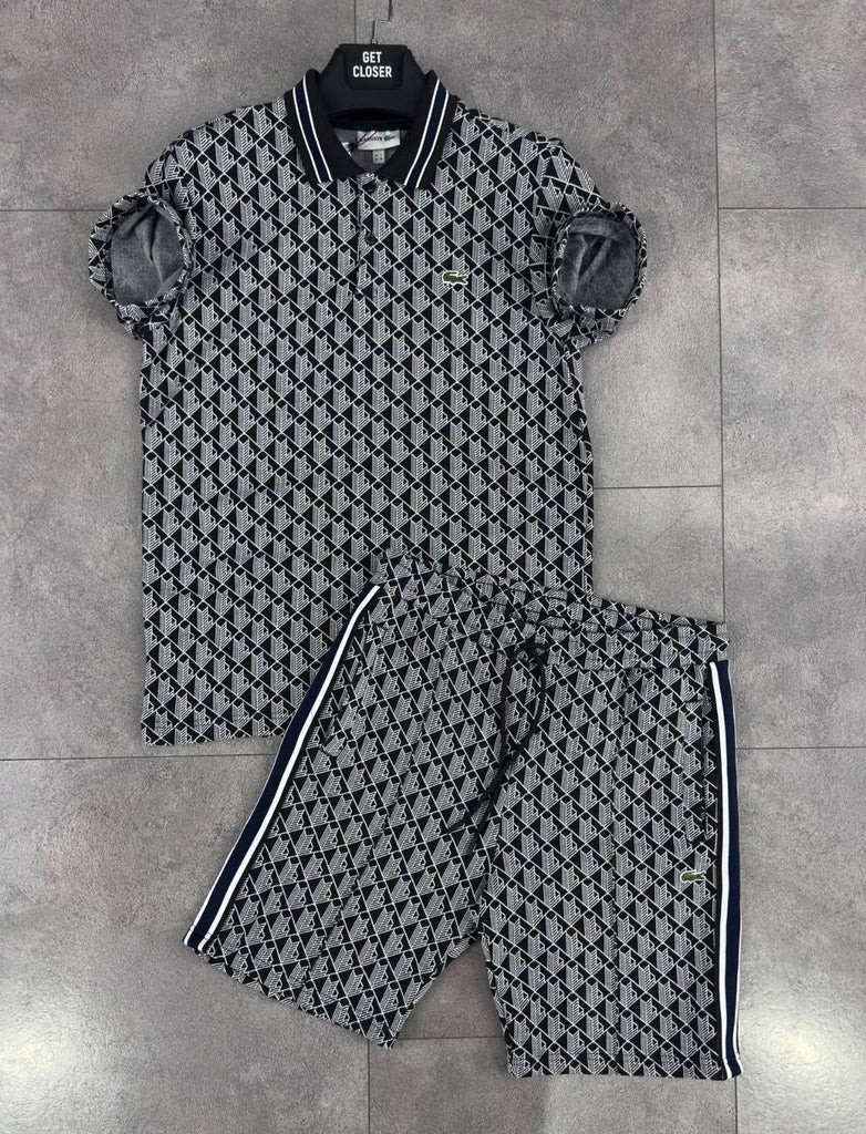 Set bărbătesc Lacoste, tricou și pantaloni scurți cu guler, gri închis cu linii negre și monogramă jacquard.