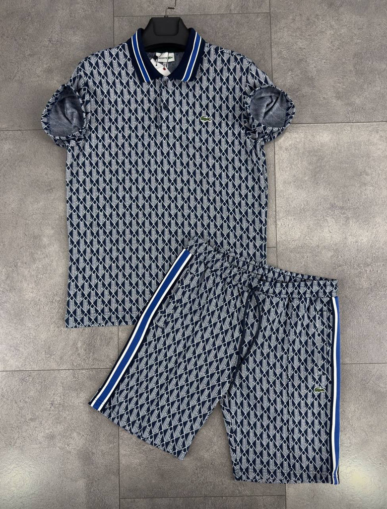 Set bărbătesc Lacoste, tricou cu guler și pantaloni scurți, albastru închis cu linii albastre și monogramă jacquard.