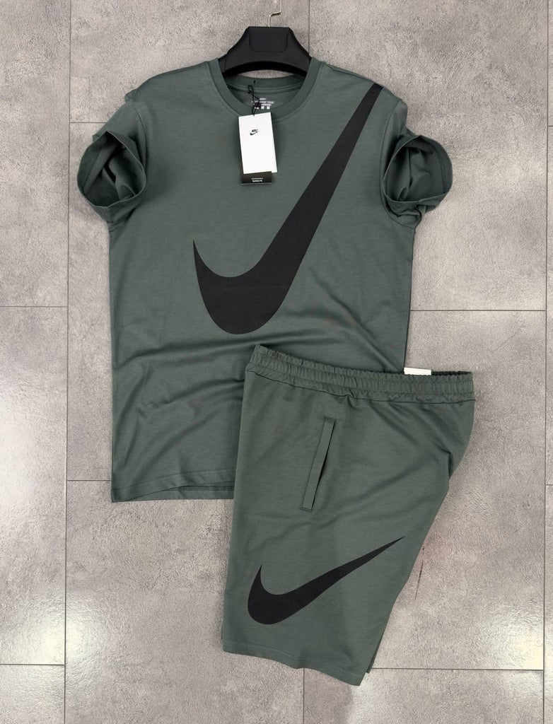 Set Nike pentru bărbați, tricou și pantaloni scurți, gri-verde. Calitate premium.