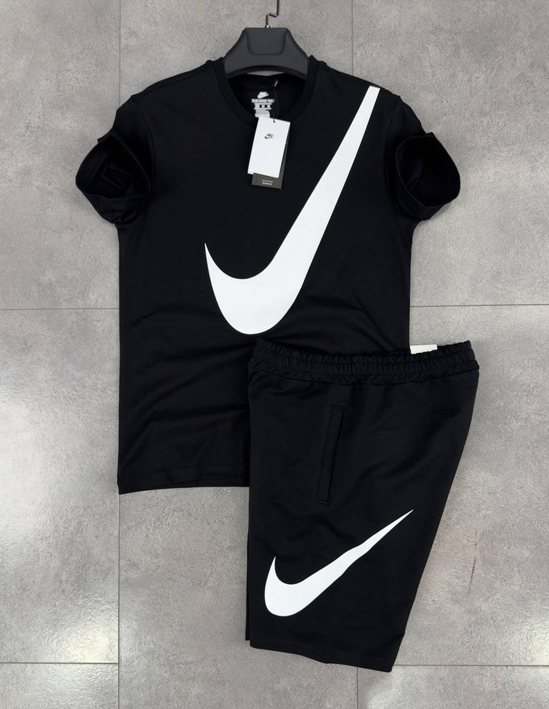 Set pentru bărbați Nike, tricou negru și pantaloni scurți negri. Calitate premium.