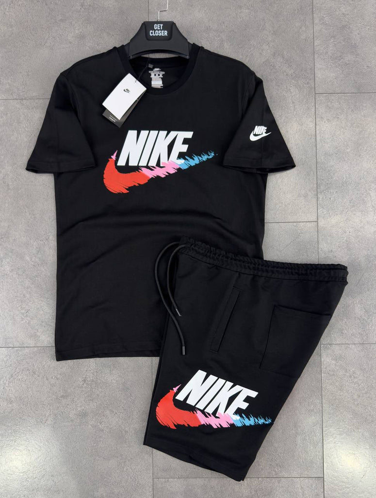 Set Nike pentru bărbați, tricou și pantaloni scurți, de culoare neagră. Calitate premium.