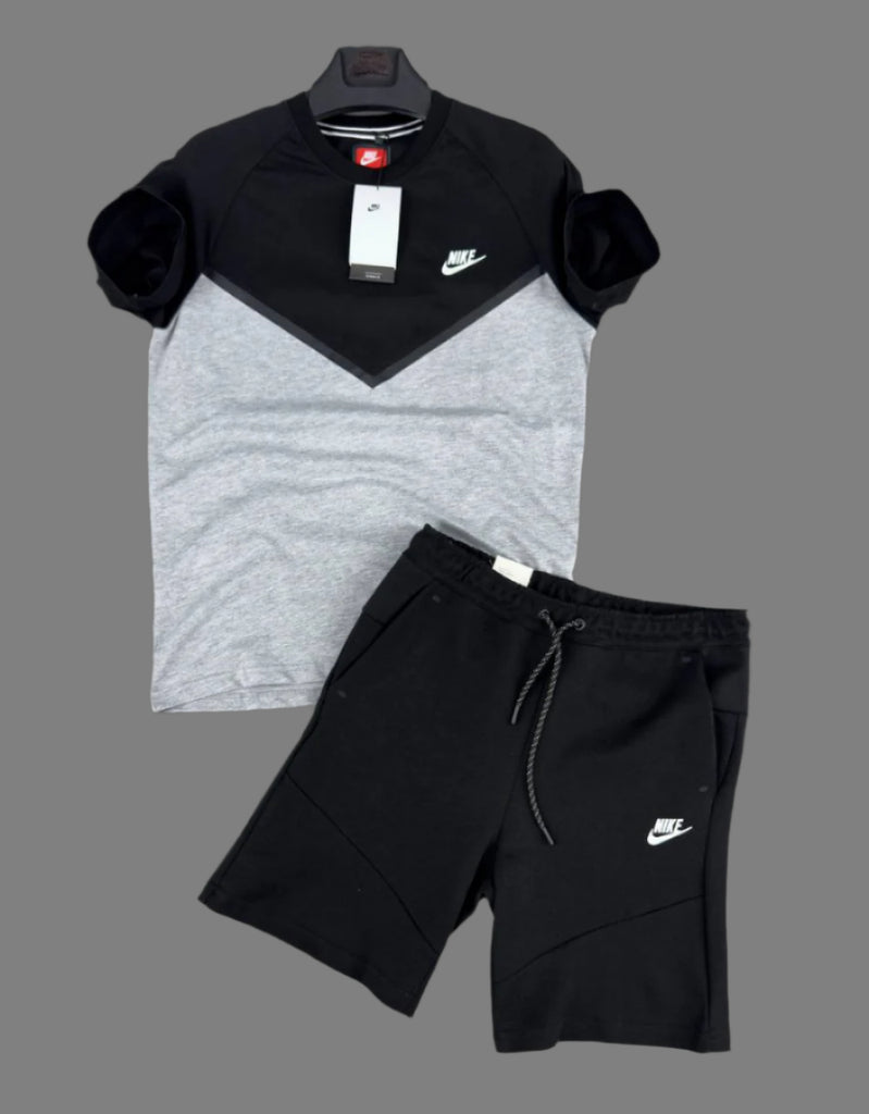 Set Nike Tech Fleece pentru bărbați, format din tricou bicolor, negru și gri clasic, și pantaloni scurți negri. Calitate premium.