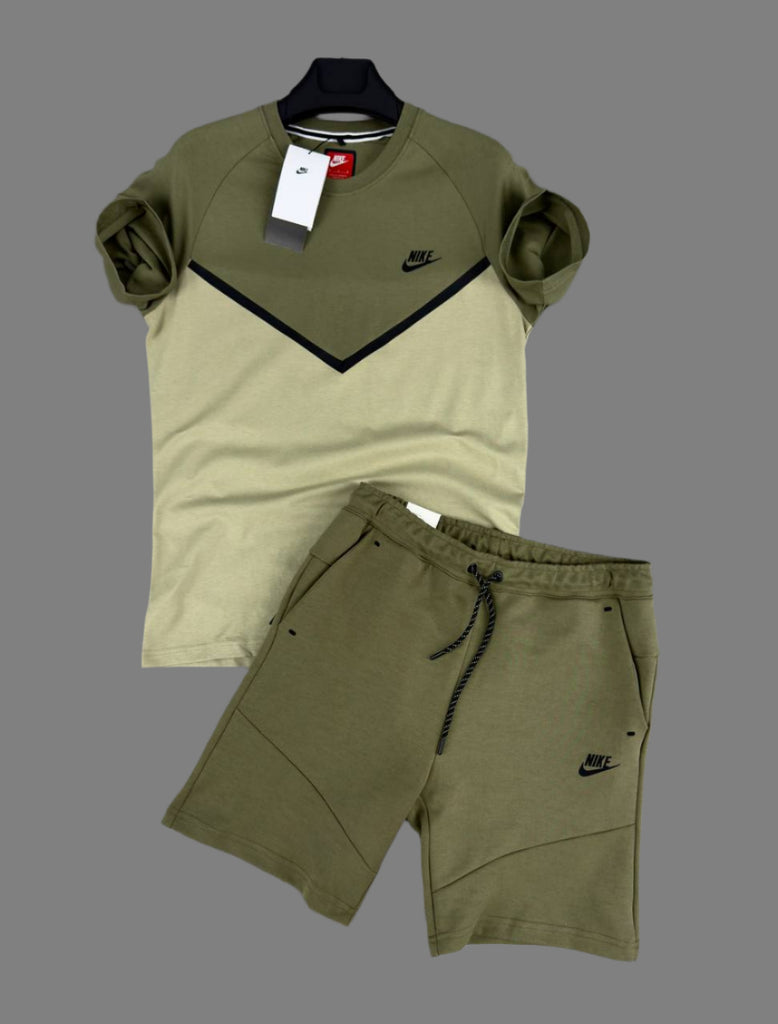 Set bărbătesc Nike Tech Fleece, format dintr-un tricou verde măsliniu și kaki și pantaloni scurți verzi măsliniu. Calitate premium.