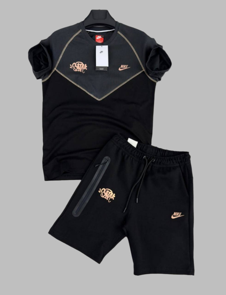 Set bărbătesc Nike Tech Fleece "SYNA" format din tricou bicolor, grafit și negru, și pantaloni scurți negri. Calitate premium.