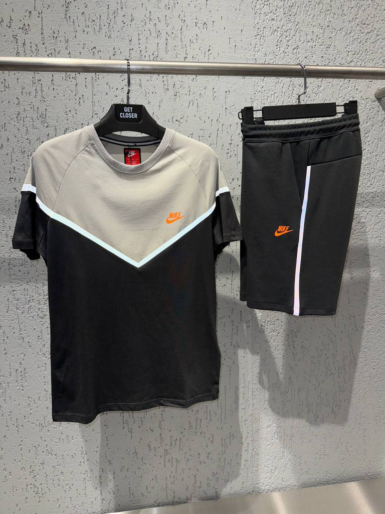 Set bărbătesc Nike Tech Fleece, format din pantaloni scurți negri și un tricou bej și negru. Calitate premium.