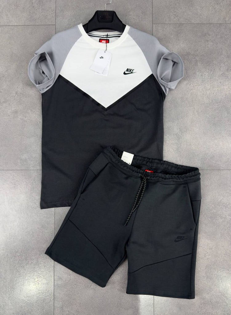 Set bărbătesc Nike Tech Fleece, format din pantaloni scurți negri și un tricou în culorile alb, gri și negru. Calitate premium.