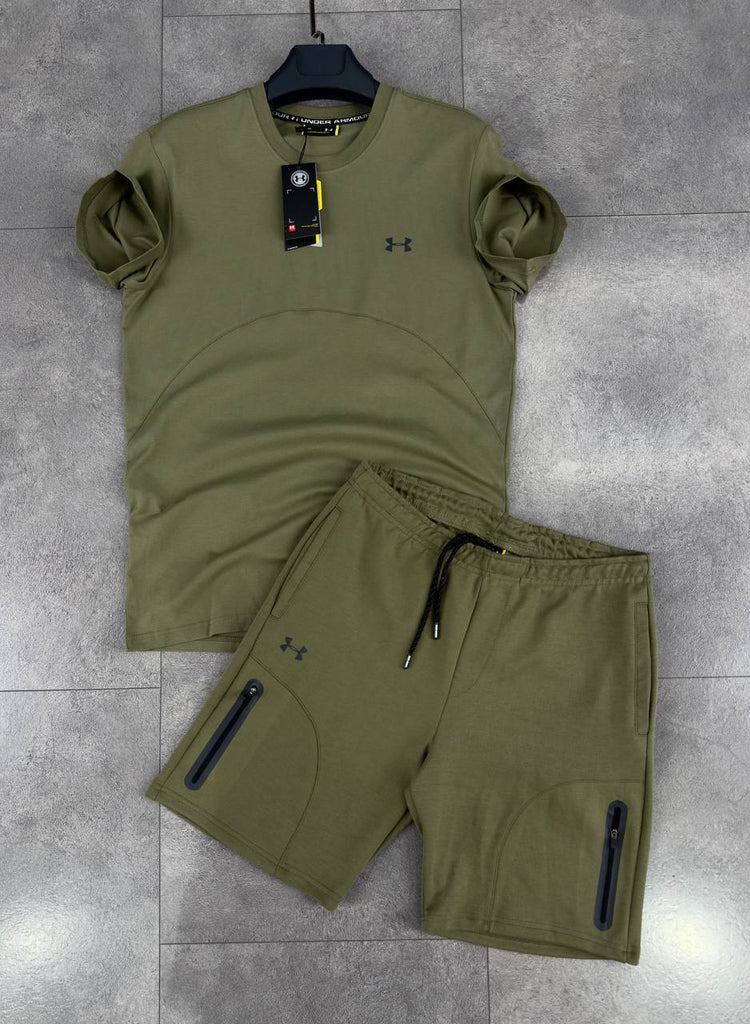 Set bărbătesc UNDER ARMOUR, format dintr-un tricou și pantaloni scurți de culoare verde măsliniu.